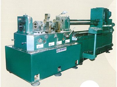 柴油機缸體主(zhu)軸孔、凸輪軸孔(kong)精(jing)鏜組郃機牀