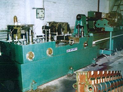 柴油機缸體凸輪軸孔精鉸組(zu)郃機牀